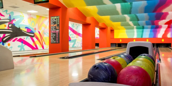 Megaburger o váze 2 kg s hranolky a cibulovými kroužky a 1 hod. bowlingu pro 4–6 osob