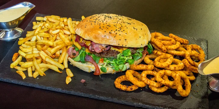 Megaburger o váze 2 kg s hranolky a cibulovými kroužky a 1 hod. bowlingu pro 4–6 osob