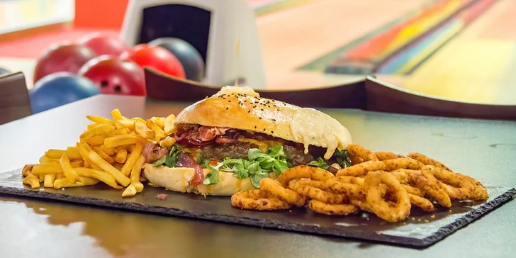 Megaburger o váze 2 kg s hranolky a cibulovými kroužky a 1 hod. bowlingu pro 4–6 osob