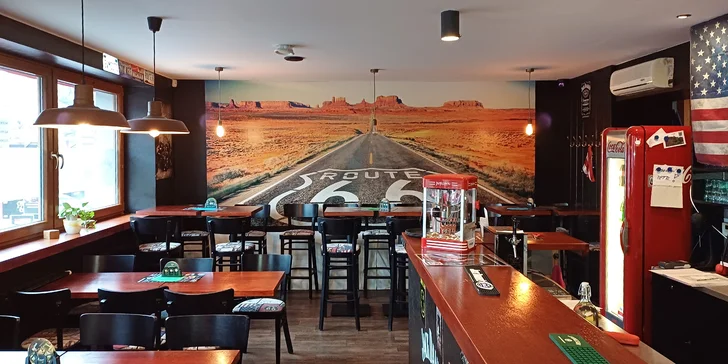 Burger z vyzrálého hovězího i hranolky v restauraci laděné do amerického stylu