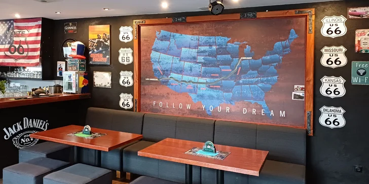 Burger z vyzrálého hovězího i hranolky v restauraci laděné do amerického stylu