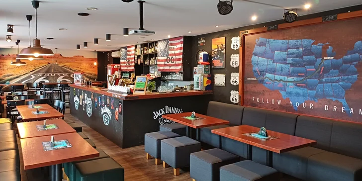 Burger z vyzrálého hovězího i hranolky v restauraci laděné do amerického stylu