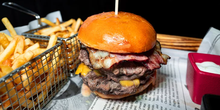 Burger z vyzrálého hovězího i hranolky v restauraci laděné do amerického stylu
