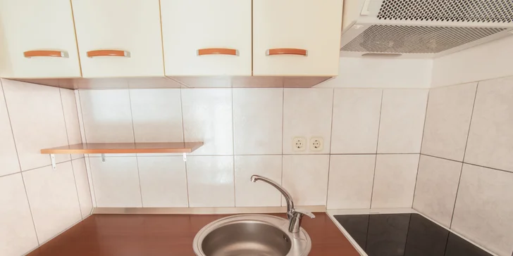 Vybavení kuchyňky postačí na základní vaření.