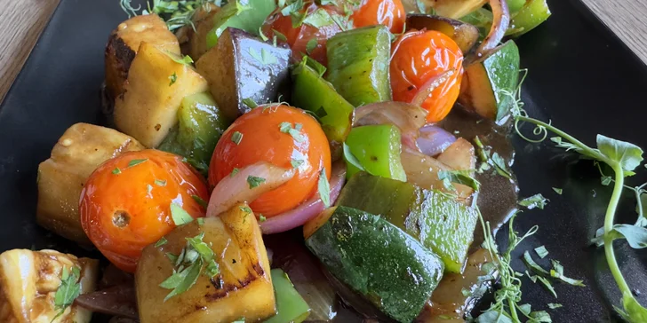 Tříchodové menu se špízem z vepřové panenky a kuřecích prsou i s láhví vína pro 2 osoby
