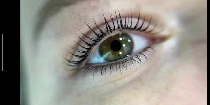 Krásné obočí a řasy: lash lifting i úprava, barvení nebo laminace obočí