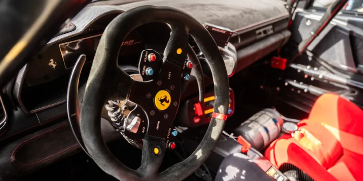 Spolujízda ve Ferrari 458 Evo na závodním okruhu v Brně či Mostě: 1–3 kola