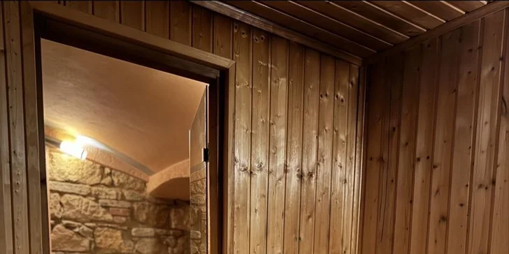 Privátní relax: finská sauna na 2 hod. a láhev vína pro 2 osoby