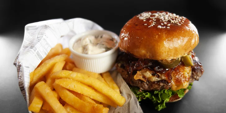 Burger výběrem z 5 druhů i s hranolky a dipem pro 1 nebo 2 osoby