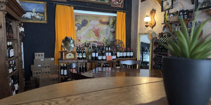 Aperitivo formou frizzante a tapas se sýry, lanýži, olivami, salámem i mandlemi pro 1 nebo 2 osoby