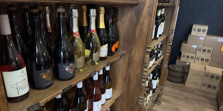 Aperitivo formou frizzante a tapas se sýry, lanýži, olivami, salámem i mandlemi pro 1 nebo 2 osoby