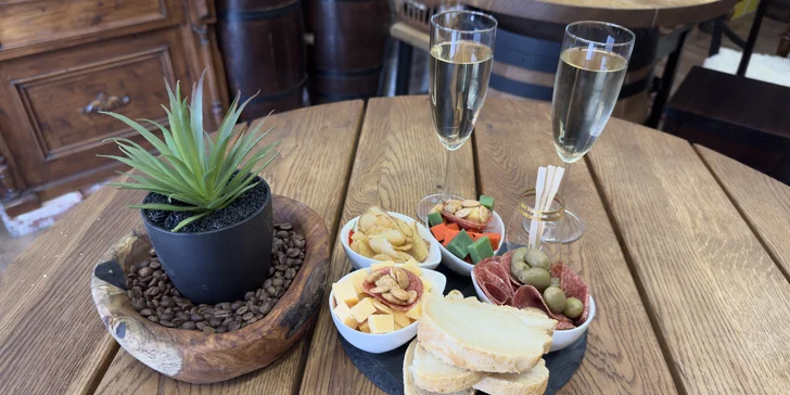 Aperitivo formou frizzante a tapas se sýry, lanýži, olivami, salámem i mandlemi pro 1 nebo 2 osoby