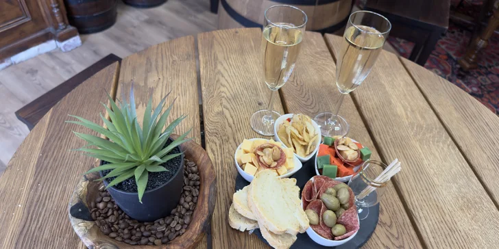 Aperitivo formou frizzante a tapas se sýry, lanýži, olivami, salámem i mandlemi pro 1 nebo 2 osoby