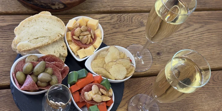 Aperitivo formou frizzante a tapas se sýry, lanýži, olivami, salámem i mandlemi pro 1 nebo 2 osoby