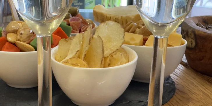 Aperitivo formou frizzante a tapas se sýry, lanýži, olivami, salámem i mandlemi pro 1 nebo 2 osoby