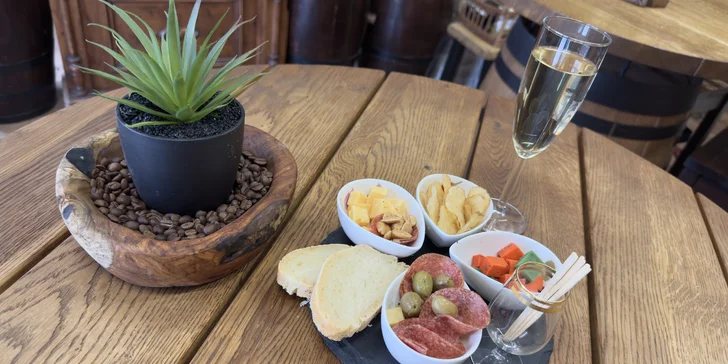 Aperitivo formou frizzante a tapas se sýry, lanýži, olivami, salámem i mandlemi pro 1 nebo 2 osoby