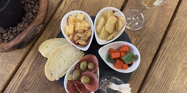 Aperitivo formou frizzante a tapas se sýry, lanýži, olivami, salámem i mandlemi pro 1 nebo 2 osoby