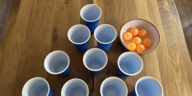 Wine pong: vinná verze oblíbené hry beer pong, hra pro 2-8 osob, červené či bílé víno i tapas