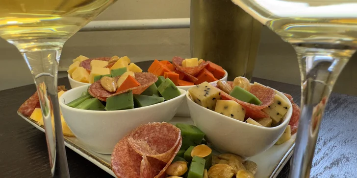 Wine pong: vinná verze oblíbené hry beer pong, hra pro 2-8 osob, červené či bílé víno i tapas