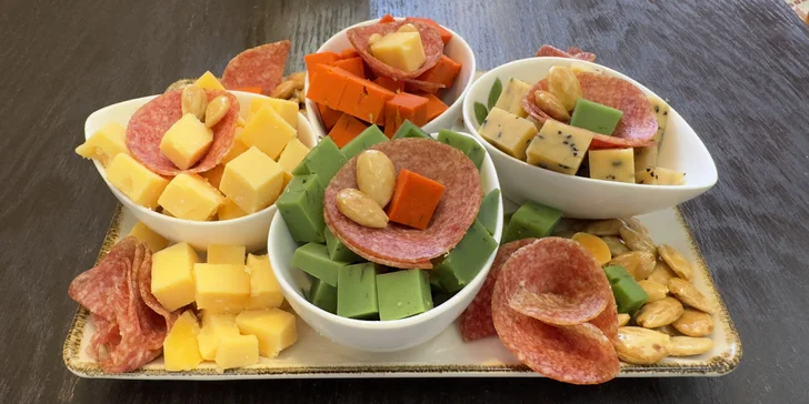Wine pong: vinná verze oblíbené hry beer pong, hra pro 2-8 osob, červené či bílé víno i tapas