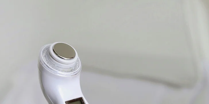 Péče pro všechny typy pleti: chemický peeling, masáž, karboxyterapie i mikrojehličkování