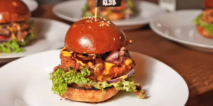 Burger výběrem z 5 druhů i s hranolky a dipem pro 1 nebo 2 osoby