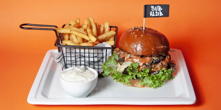Burger výběrem z 5 druhů i s hranolky a dipem pro 1 nebo 2 osoby