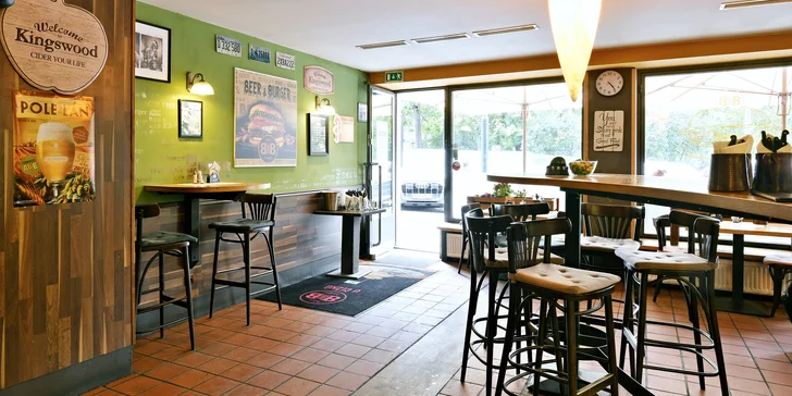 Degustace miniburgerů pro 2 osoby, včetně předkrmů, příloh a dipů