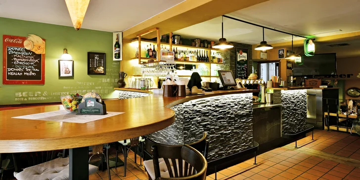 Burger menu v restauraci na Karláku: maxi burger s 300 g masa, hranolky a plzeň nebo domácí limonáda