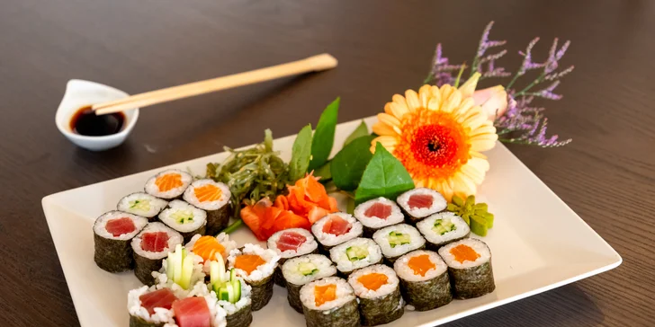 Sushi sety s maki, nigiri, krevetami na špejli i smaženými rolkami: 24-49 ks