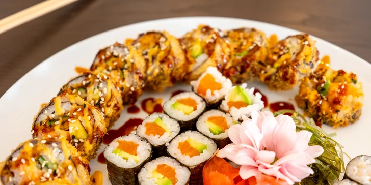 Sushi sety s maki, nigiri, krevetami na špejli i smaženými rolkami: 24-49 ks