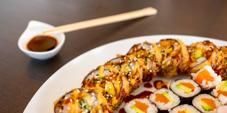 Sushi sety s maki, nigiri, krevetami na špejli i smaženými rolkami: 24-49 ks