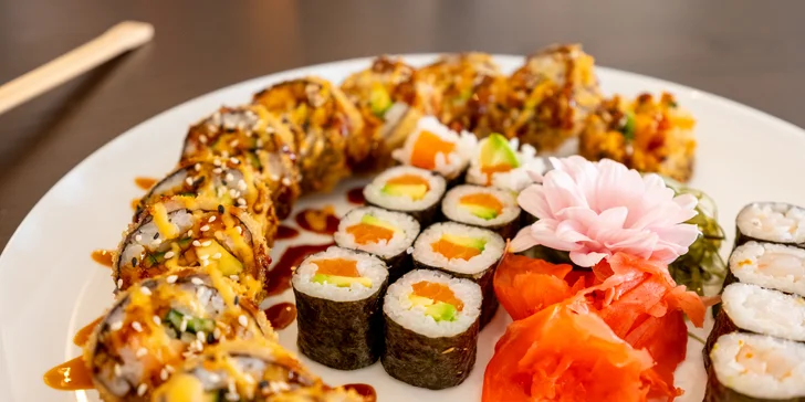 Sushi sety s maki, nigiri, krevetami na špejli i smaženými rolkami: 24-49 ks