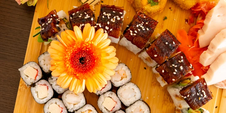 Sushi sety s maki, nigiri, krevetami na špejli i smaženými rolkami: 24-49 ks