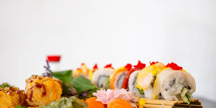 Sushi sety s maki, nigiri, krevetami na špejli i smaženými rolkami: 24-49 ks