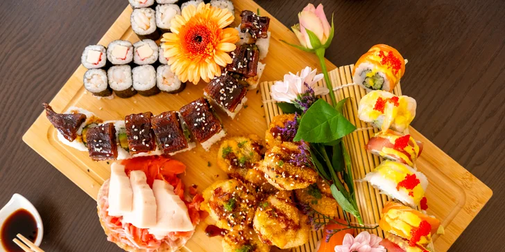 Sushi sety s maki, nigiri, krevetami na špejli i smaženými rolkami: 24-49 ks