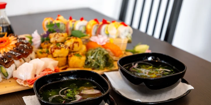 Sushi sety s maki, nigiri, krevetami na špejli i smaženými rolkami: 24-49 ks