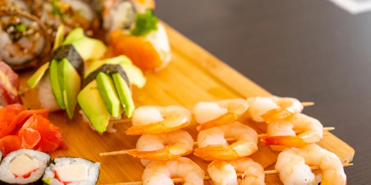 Sushi sety s maki, nigiri, krevetami na špejli i smaženými rolkami: 24-49 ks