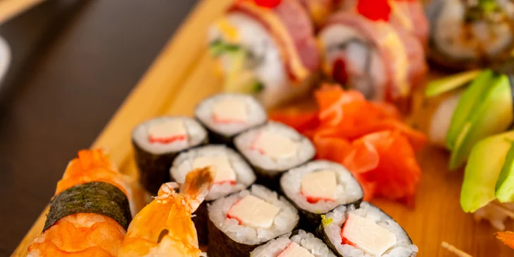 Sushi sety s maki, nigiri, krevetami na špejli i smaženými rolkami: 24-49 ks