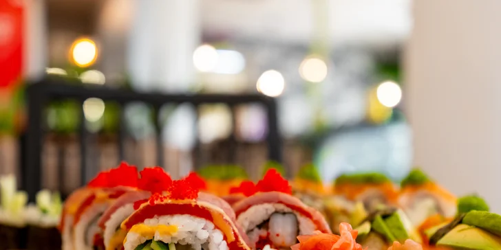 Sushi sety s maki, nigiri, krevetami na špejli i smaženými rolkami: 24-49 ks