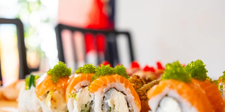 Sushi sety s maki, nigiri, krevetami na špejli i smaženými rolkami: 24-49 ks