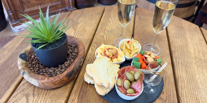 Aperitivo formou frizzante a tapas se sýry, lanýži, olivami, salámem i mandlemi pro 1 nebo 2 osoby