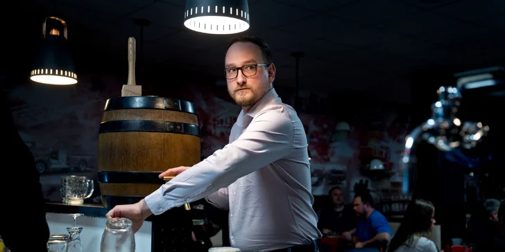 Pomalu pečené Chacharovo koleno i s pivy v Hasičárně Studénka
