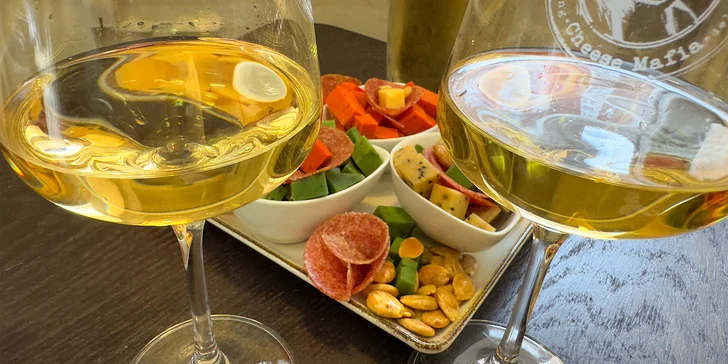 Wine pong: vinná verze oblíbené hry beer pong, hra pro 2-8 osob, červené či bílé víno i tapas