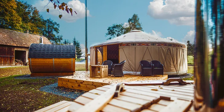 Relax v podhůří Beskyd: pobyt v moderní jurtě s privátní saunou a snídaní až pro 4 osoby
