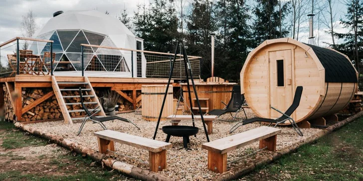 Krásný glampingový stan ve Vrchlabí až pro 4 osoby: terasa a privátní wellness