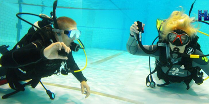 Zkušební ponor v bazénu pro potápěčské začátečníky