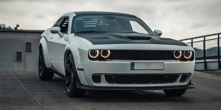 Brutální Dodge Challenger SRT Wide Body: spolujízda, řízení či pronájem