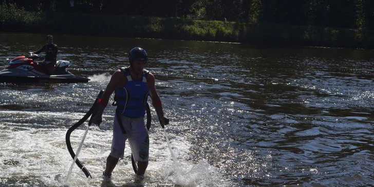 Flyboarding: let nad vodní hladinou ve východních Čechách + dárek
