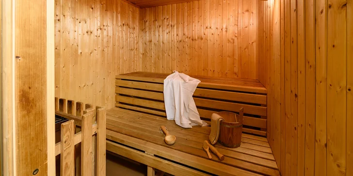 Privátní relax: finská sauna na 2 hod. a láhev vína pro 2 osoby